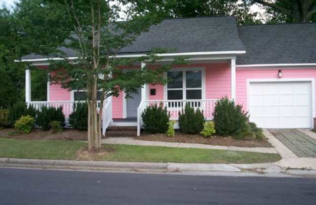 Cute 2 bedroom, 2 bath cottage Gallery 1