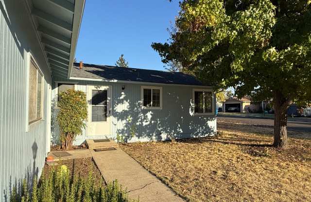 Easy Ashland Living on a Peaceful Corner Lot Gallery 4