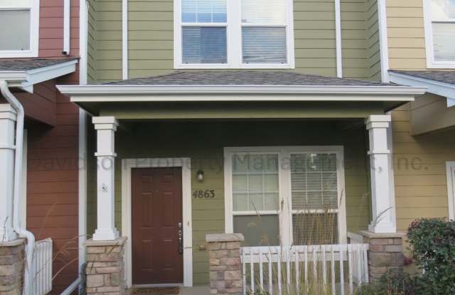 Beautiful 2 Bedroom Townhouse in Southeast Colorado Springs Gallery 1