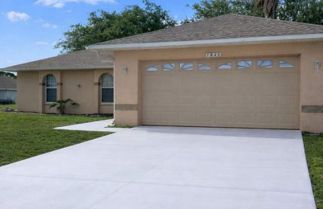 Pet-Friendly 3-Bedroom, 2-Bath Fenced in Home – Bright, Spacious & Great Location photos photos