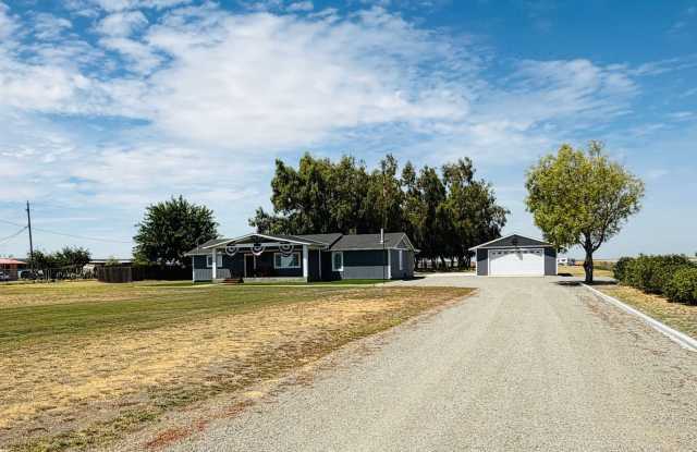 Beautiful Fully Furnished Remodeled Ranch Home on 1.84 Acres Gallery 1