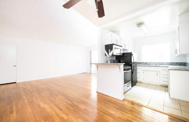 7245-51 Willoughby Ave. photos photos