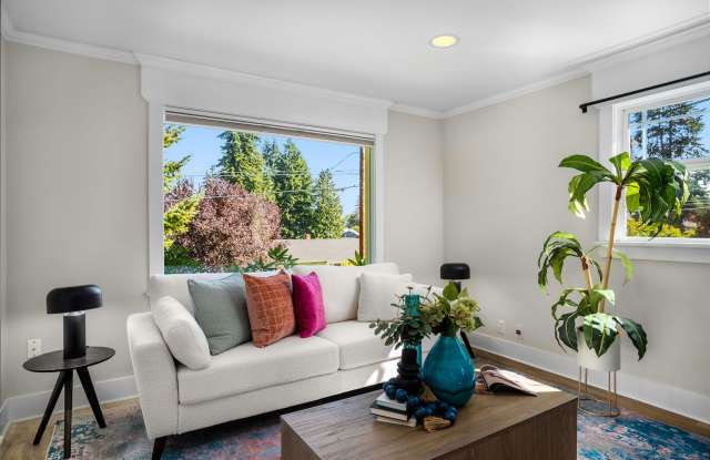 Updated 3-bedroom Bungalow - 5620 Wetmore Avenue, Everett, WA 98203