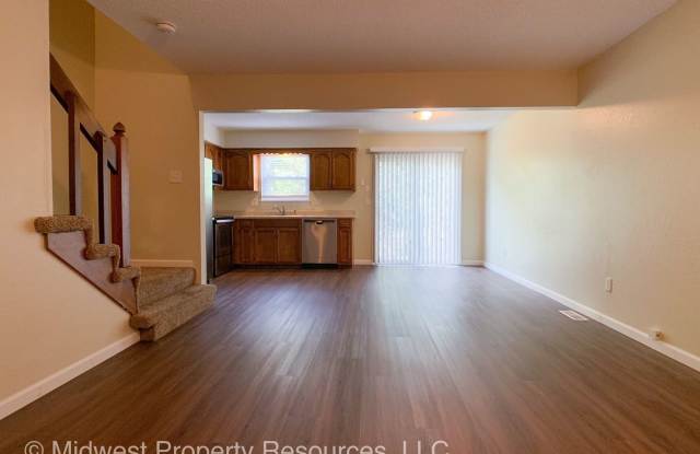 303 NE Timbercreek Dr Gallery 4
