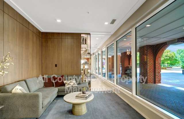 635 Slaters Ln Gallery 4