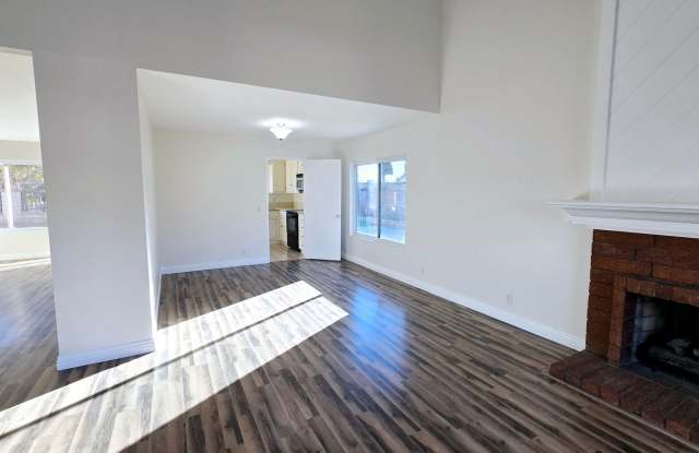Your Home Awaits! 4 Bedroom Home in the Hills of Fullerton! Gallery 3