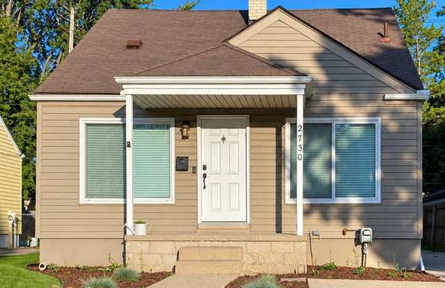 Charming 3 Bed/2 Bath Home for Rent in Berkley, MI Gallery 1