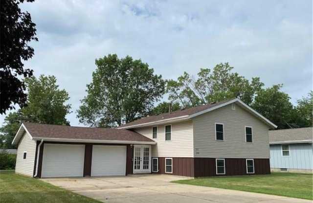 2009 Great Bend Boulevard - 2009 Great Bend Boulevard, Windom, MN 56101