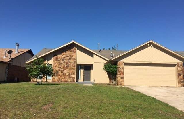 Spacious 3 bed, 2 bath Home in Yukon! photos photos