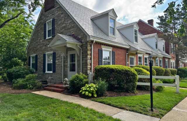 3 level end unit 1br+den 2ba town house in Fairlington photos photos