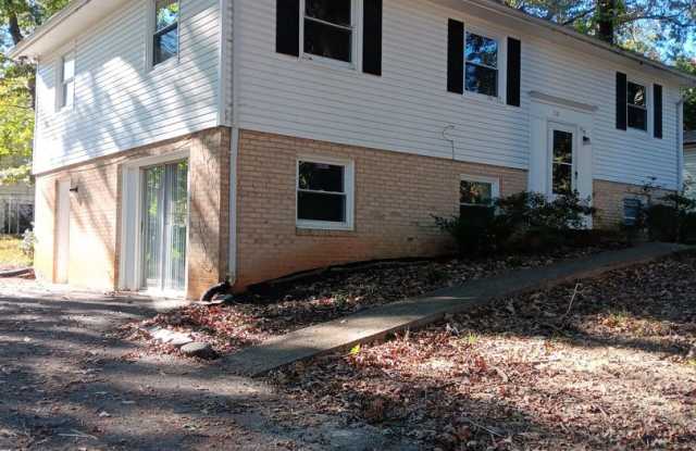 Spacious 5-Bedroom 2 Bath  Home in Historic Downtown Charlottesville Gallery 3