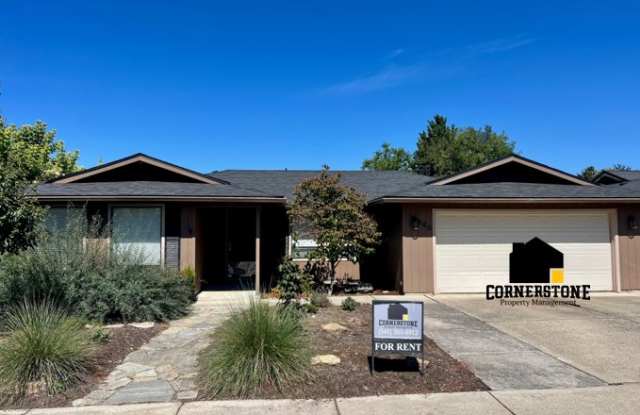580 Golf View Drive - 580 Golf View Drive, Medford, OR 97504