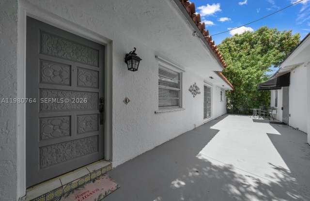 1044 SW 13th Ct Gallery 2