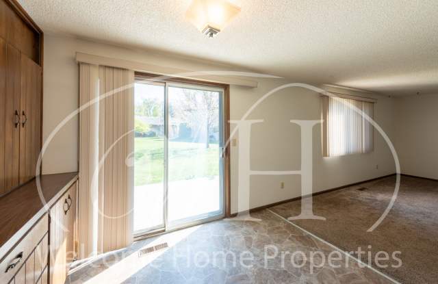 Great 2 Bedroom Condo with Storage and Outdoor Space photos photos