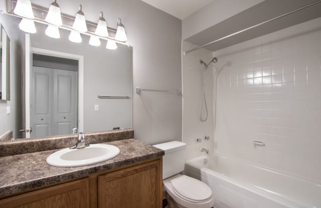 Emerald Pointe Apartments Gallery 4