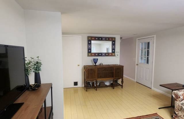Charming Cottage-Style Home for Rent in Orchard Park photos photos