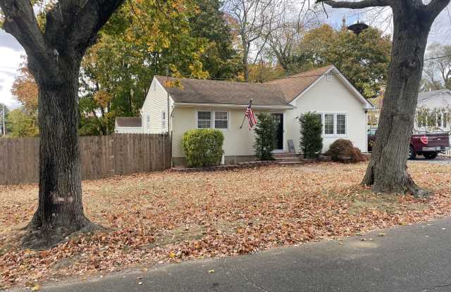 48 Woodycrest Drive - 48 Woodycrest Drive, Farmingville, NY 11738