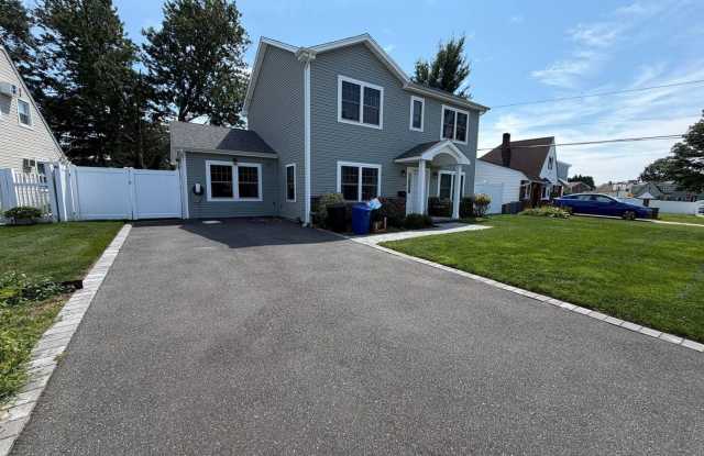 Spacious 4BR House in Levittown Gallery 4