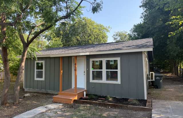 Newly Remodeled 2/1 with Large Backyard Gallery 1
