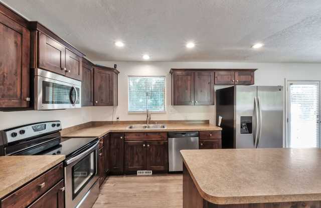 Remodeled 6 bed house w 2 car + RV pad Gallery 1