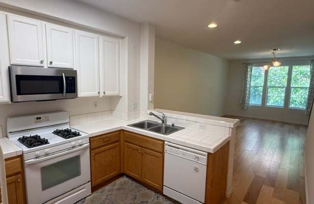 Large 3-Bedroom, 3.5 Bathroom Townhome in Metro Walk Village Neighborhood photos photos