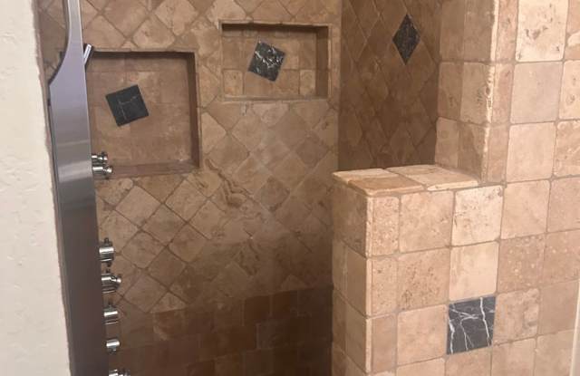4 BEDROOM Home w/SPARKLING Pool. $2400.00 PRICE REDUCED! Gallery 4