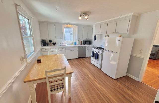 Spacious 3bd House | Laundry hooks | Garage  | Shed Gallery 1