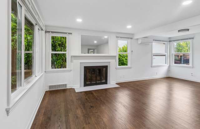 Updated 2BR Wedgwood Home w/ Utility Package  Street Parking photos photos