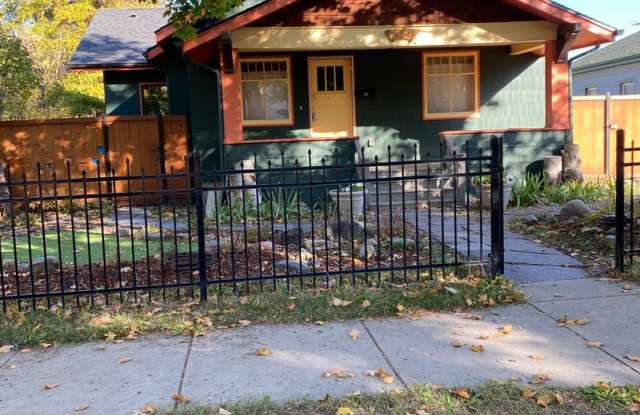Beautiful 2bdr Bungalow Near Downtown photos photos