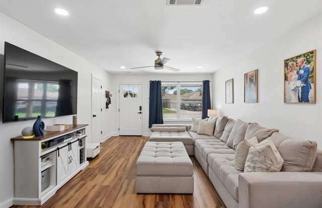 4520 NEWLANDS Street Gallery 3