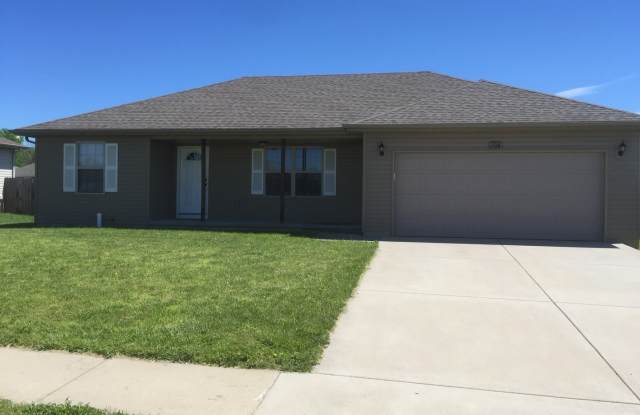 3 bedroom 2 bathroom Home in Clever MO - 108 Spruce Avenue, Clever, MO 65631