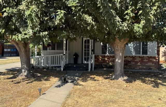 Charming 2BR House in Visalia Gallery 1