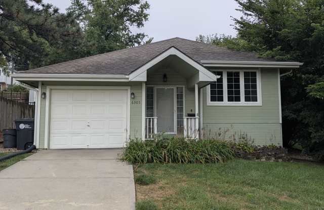 Spacious 4-Bedroom Bungalow Near UNO! photos photos