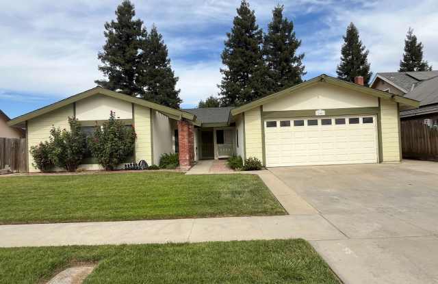 Charming home for rent in Tulare! Available NOW! - 166 Kennedy Avenue, Tulare, CA 93274