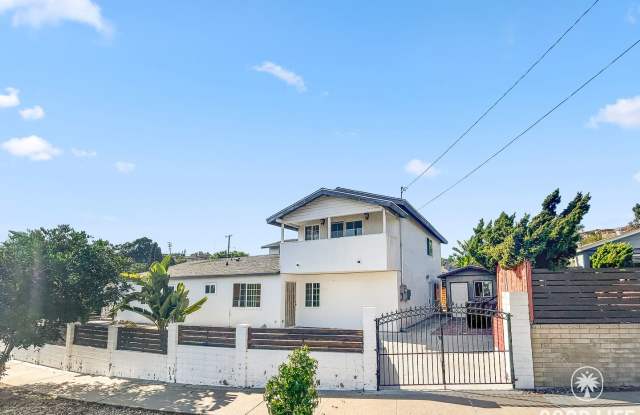 Beautiful 3B 2BA Duplex Unit w/ Balcony, W/D, and Updated Amenities photos photos