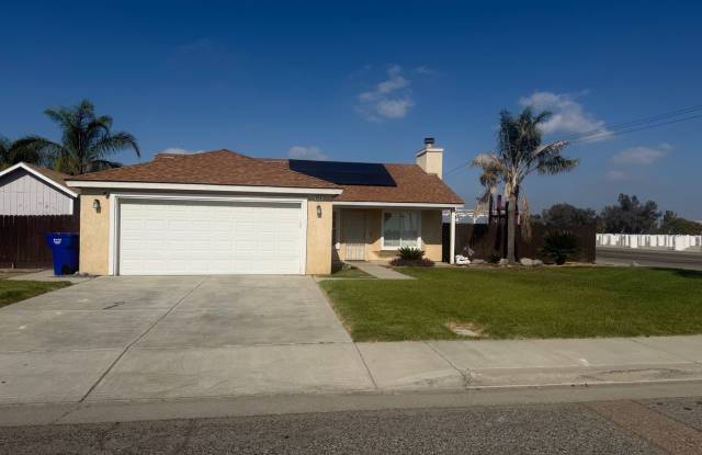 Charming 3 bedroom 2 bathroom home located in Corcoran photos photos