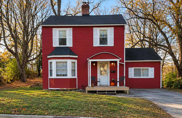 **August 2027** Large Backyard & Back Deck!! 5 Bed, 2 Bath House!! Gallery 1