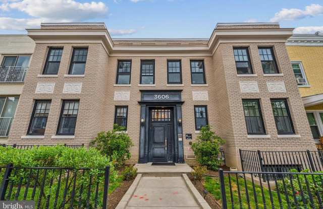 Top Floor Updated One Bedroom W/Sleek Appliances, Washer/Dryer Combo in Amazing Location! photos photos