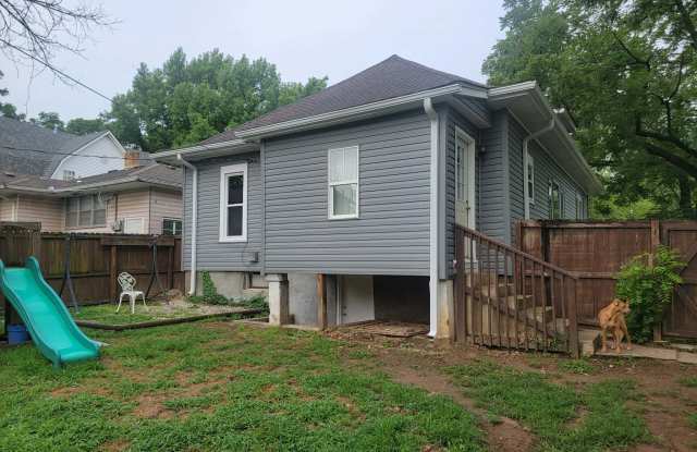 229 North Jackson Avenue Gallery 4