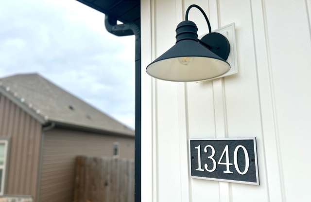 Centerton Home Available NOW! 4 bed, 2 full bath no carpet home. LARGE fenced backyard photos photos