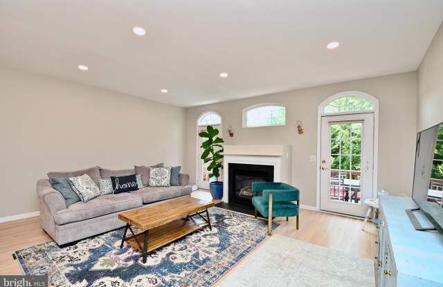 6915 ROLLING CREEK Way Gallery 3