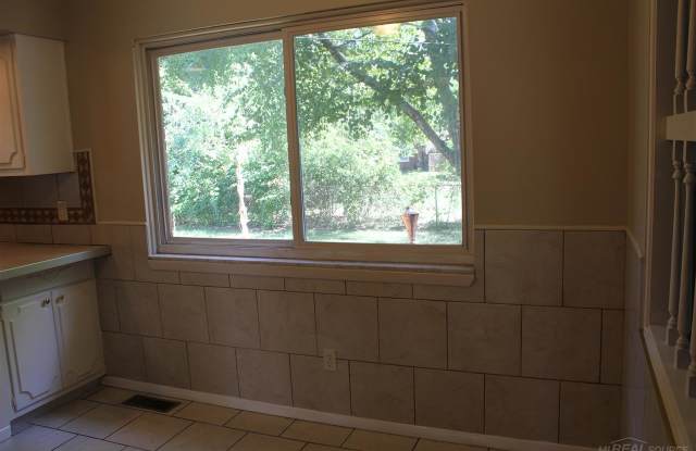 27330 Arlington Dr Gallery 3