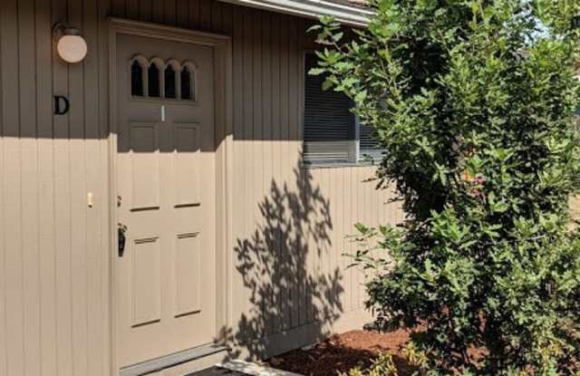 Cute 2bd/1.5bth unit with Private Patio and On Site Laundry! Gallery 3