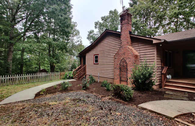 3 bedroom home on large lot Gallery 3
