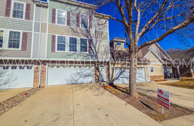 2 bedroom 2.5 bath Townhome in Urbandale with attached garage! photos photos