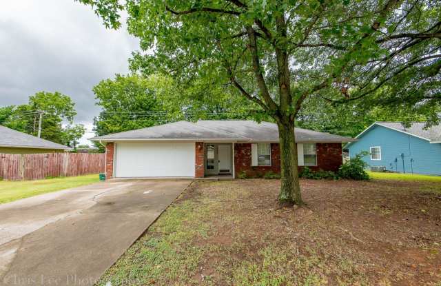 Beautiful 3 Bedroom Home 5 minutes From UofA! photos photos
