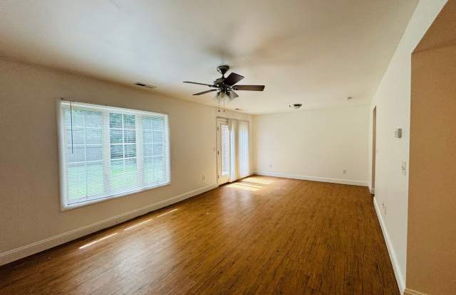 3 Bedroom 2.5 Bath Townhouse- Gallery 4