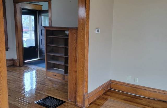 June 2027 ~ Cute 6 bedroom house. Spacious bedrooms. In unit laundry and dishwasher. Gallery 1
