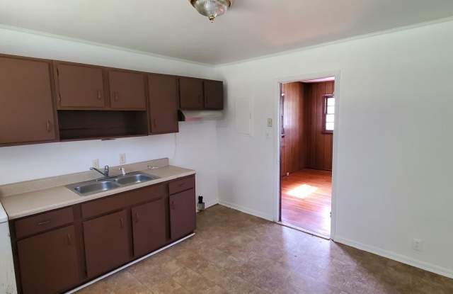 3 Bedroom House Located in High Point Gallery 3