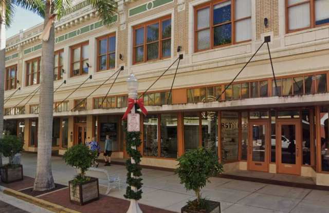 Urban Living at its Finest in this Charming 2 Bed / 2 Bath Condom in Historic River District of Downtown Fort Myers photos photos
